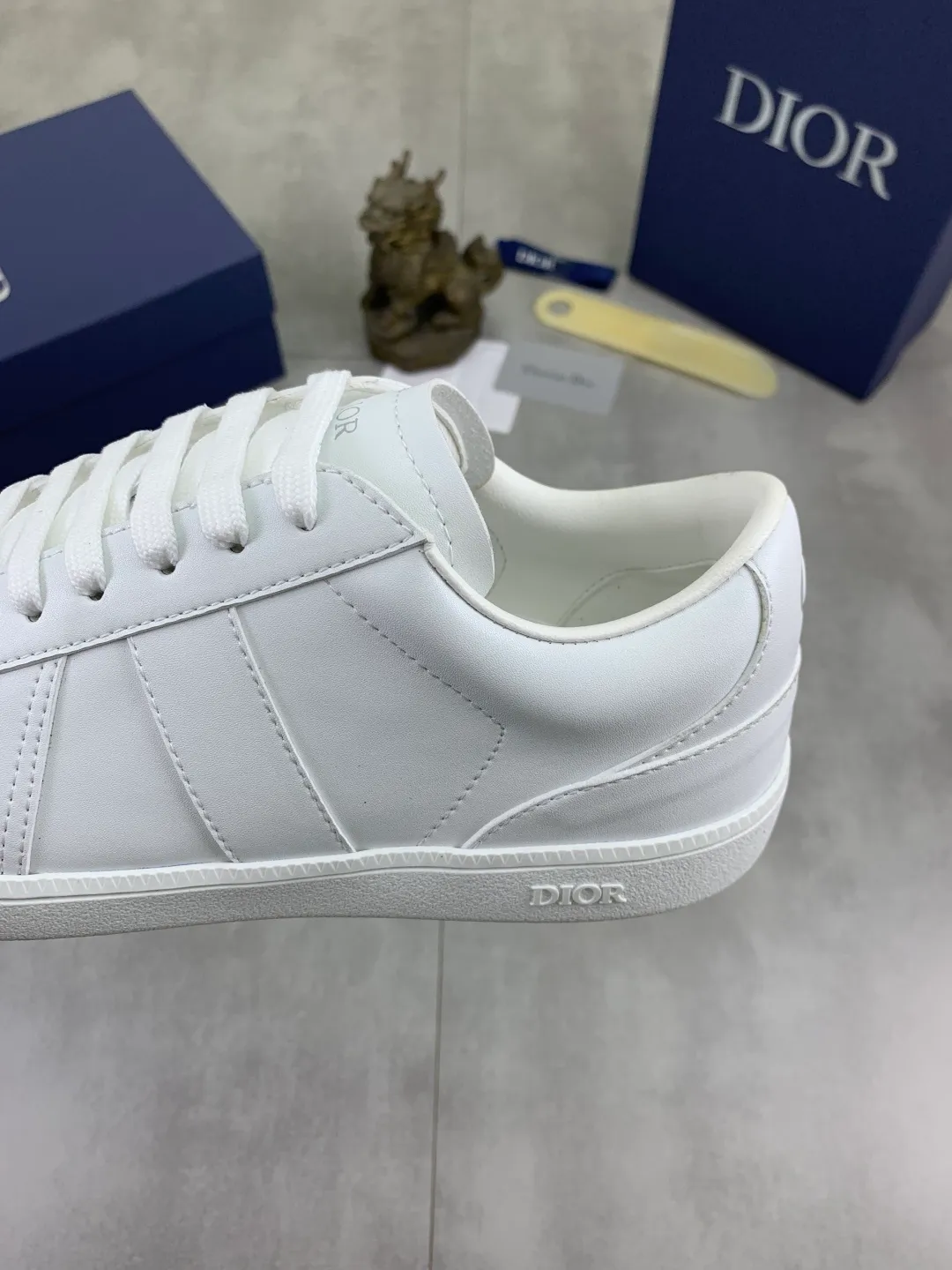 Men's shoes 💰P360 New Dior B01 moral training shoes, white first-layer cowhide, original molded outsole. New to the fall collection, this sneaker marks the return of a Dior classic, reinterpreted in a stylish and elegant silhouette. Crafted from white smooth first-grain cowhide with a tonal silk sheepskin lining, it features the Dior logo on the tongue and inner sides, and a CD icon on the heel. Paired with Tpu anti-slip soles of the same color, it can be matched with various styles to create a sophisticated look.  Code number: 38-44